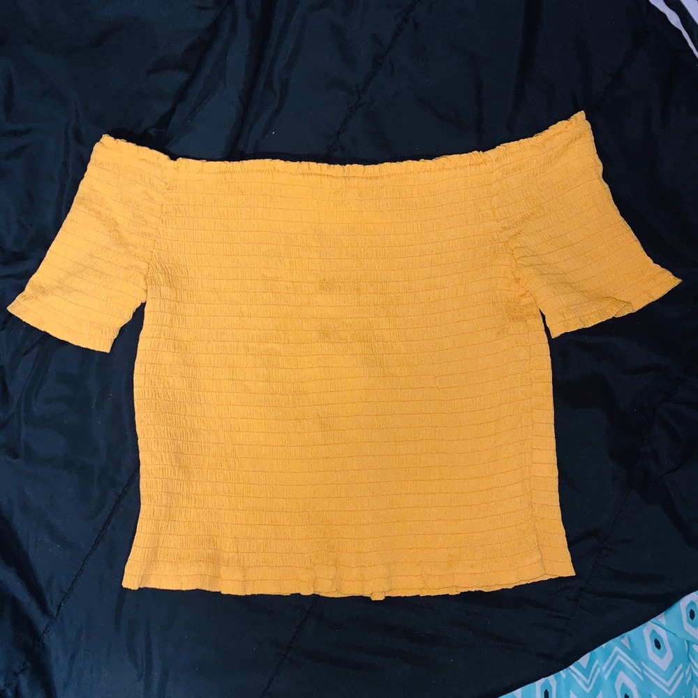 Cute yellow crop top🌻